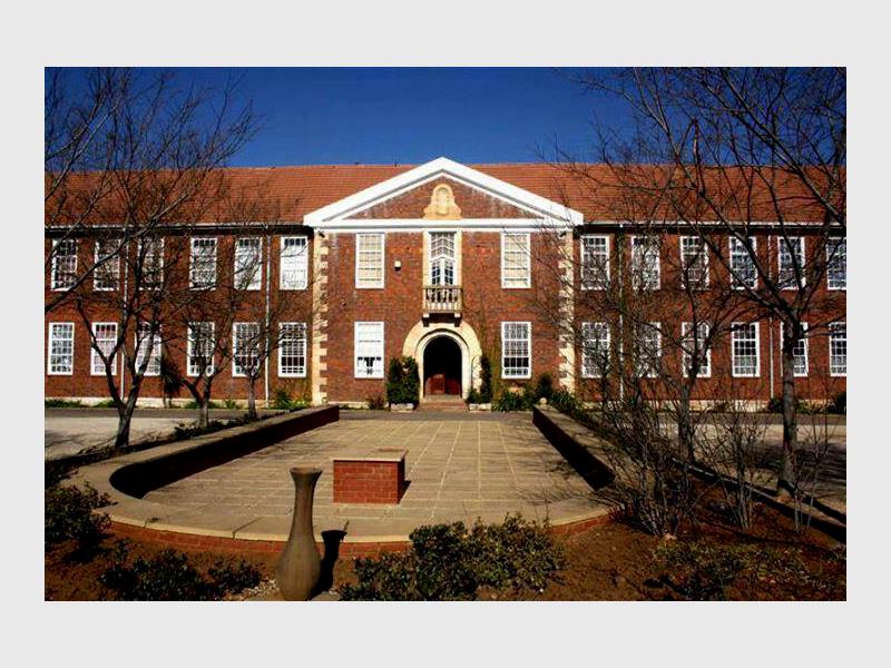 Louwstraat is veel meer as net ’n naam op ’n hoekpaal. Dit vertel die verhaal van ds Adriaan Jacobus Louw, predikant, skoolstigter en gemeenskapsleier.