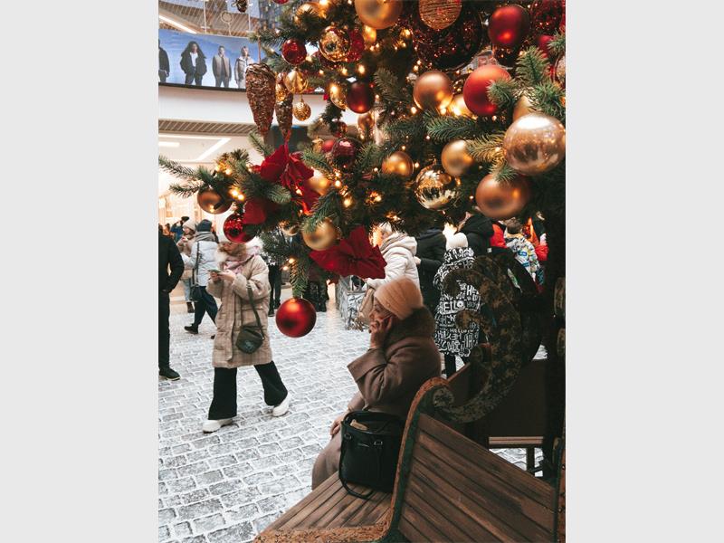 From keeping your belongings secure and children safe, to navigating parking lots and escalators, these practical tips will help you enjoy holiday shopping with peace of mind.