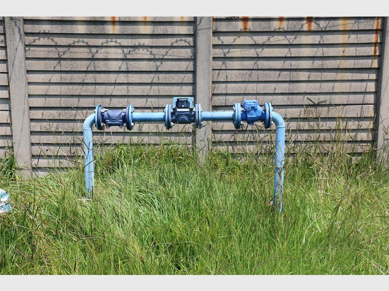 ‘n Langdurige watertekort by die Noycedale Woonstelle in Nigel laat pensionarisse en gestremde inwoners sukkel om basiese behoeftes te dek.