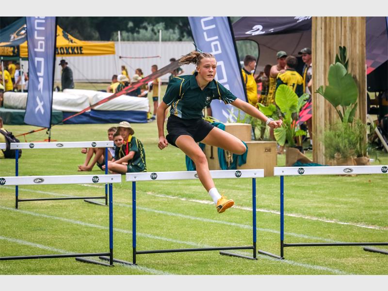 Sterk wedywering, puik prestasies en ’n historiese oorwinning het Hoër Volkskool se interhuis atletiekdag gekenmerk.