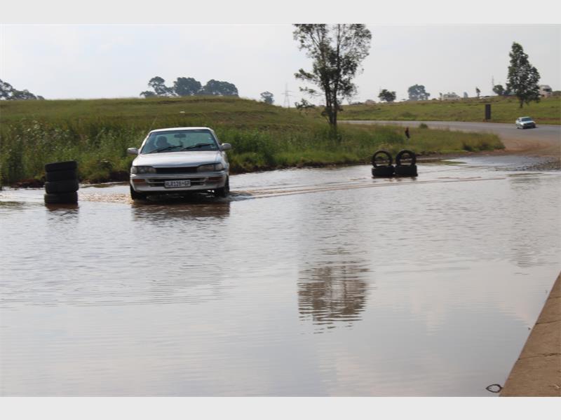 Ongoing water overflow along Silvers Road, near a Nigel dam has forced taxi drivers and residents to use alternative routes, sparking renewed calls for the municipality to urgently address the long standing problem