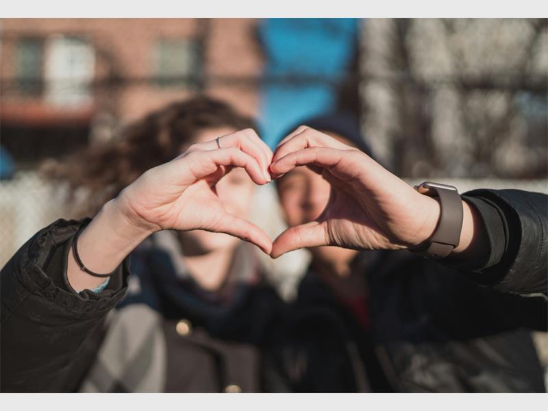 Die ATKV en Solidariteit Helpende Hand nooi paartjies uit om ’n foto in te stuur en saam met die gemeenskap die maand van liefde te vier.
