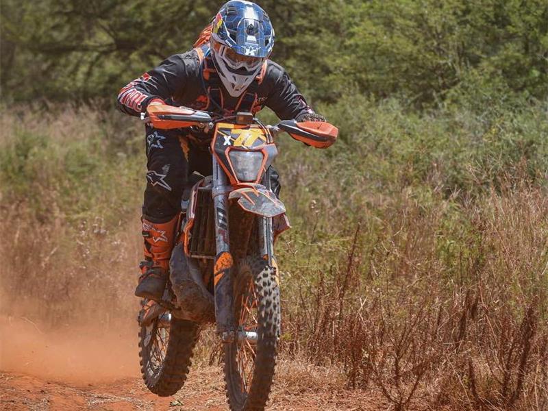 Hoër Volkskool-leerder en motorfiets-entoesias Eduan Bruwer het sy merk gemaak by sy eerste Gauteng Cross Country Club-wedren in Fochville.