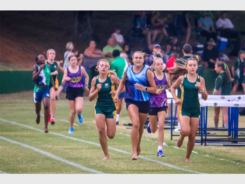 Hoër Volkskool het tydens hul vriendskaplike atletiekbyeenkoms as algehele wenner uit die stryd getree.
