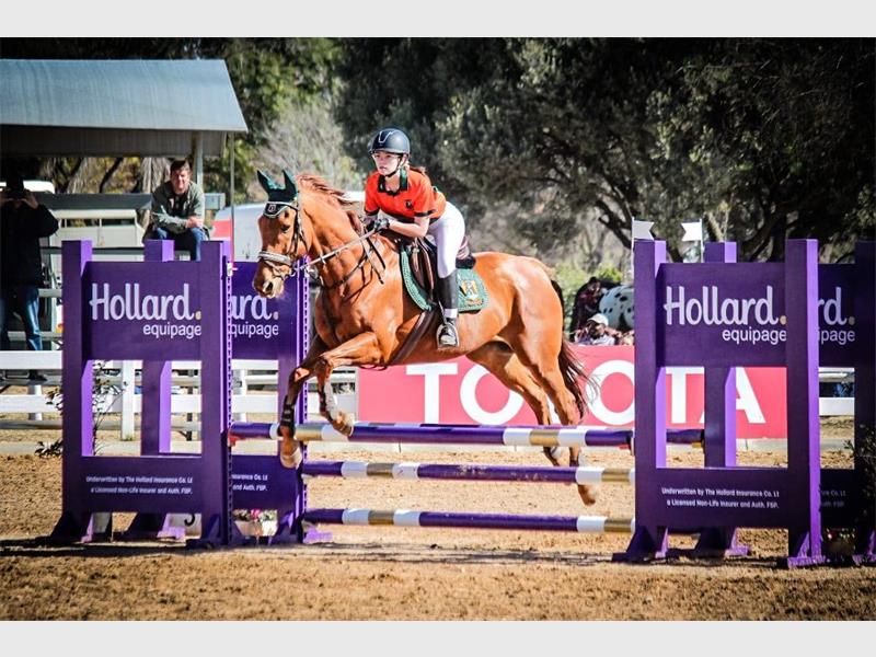 Lizé en Tenike Lira het sterk vertonings gelewer tydens die SANESA-ruiterbyeenkoms by Kyalami Park, met albei wat podiumplekke in hul onderskeie klasse behaal het.
