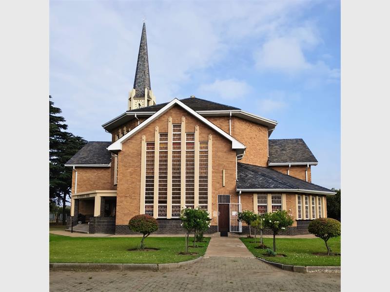 Die feesvieringe begin met 'n spesiale erediens Sondag en verversings na die tyd in die saal.