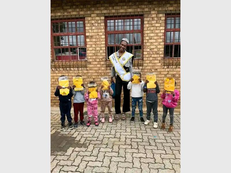 Former MM Moeketsi Primary School learner and Face of Secondary Schools RSA titleholder Keabetswe Mtimkhulu returned to the school on February 6 to donate school shirts and encourage learners to never forget where they come from.