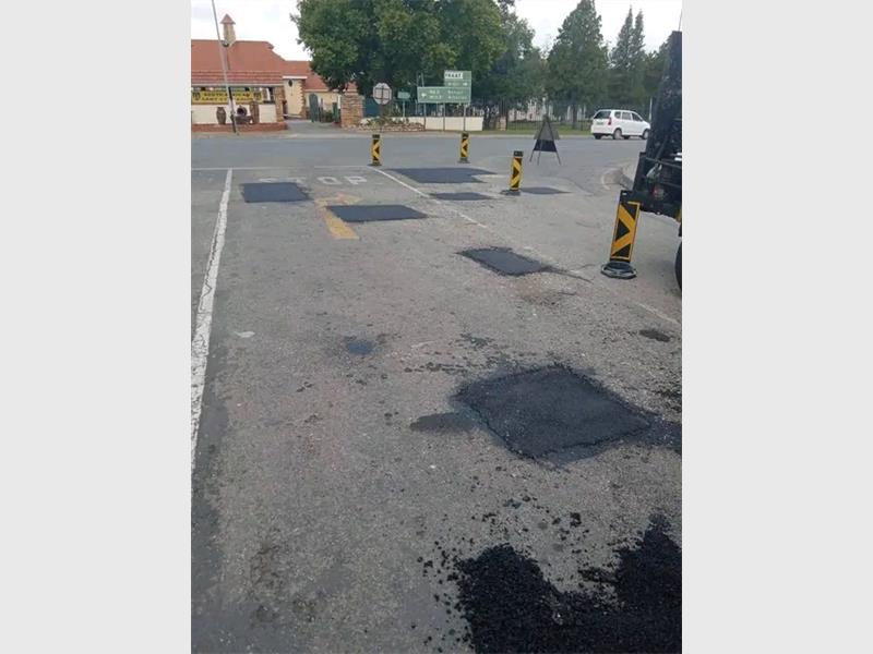 After weeks of hard work, Heidelberg Hope volunteers have completed pothole repairs on HF Verwoerd Street, one of the town’s busiest roads. The project, completed despite challenging weather, promises safer and smoother driving for residents and motorists.