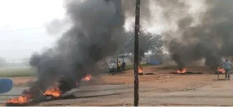 Frustrated residents of Ext 23 in Ratanda barricaded roads with burning tyers on March 19, demanding urgent action after enduring more than two weeks without water.