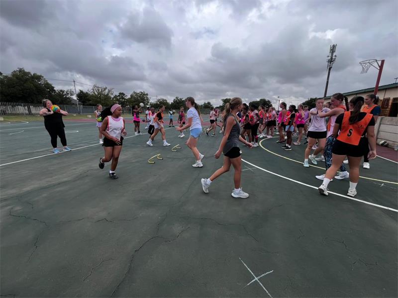 Al Hoërskool John Vorster se netbalspanne het onlangs 'n netbalkliniek bygewoon by die skool.