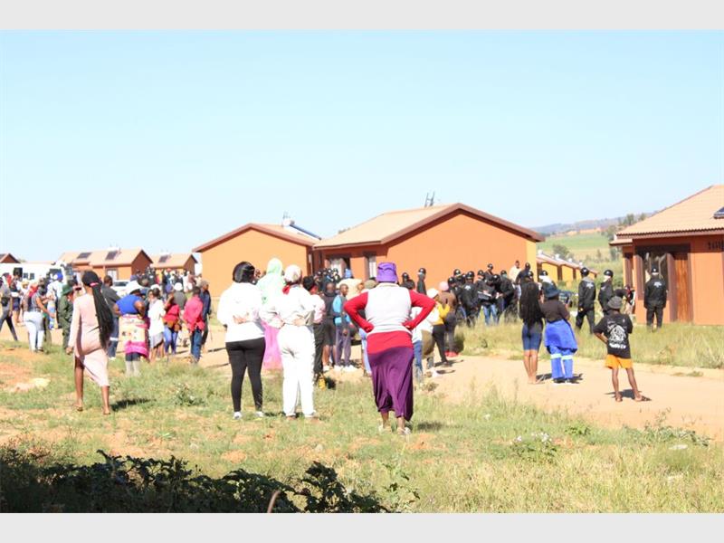After months of unlawful occupation, illegal residents of Sihlahliwe RDP houses were forcefully evicted by the red ants on March 11. Local families who have been waiting for years expressed relief, while some highlighted the struggles of vulnerable residents