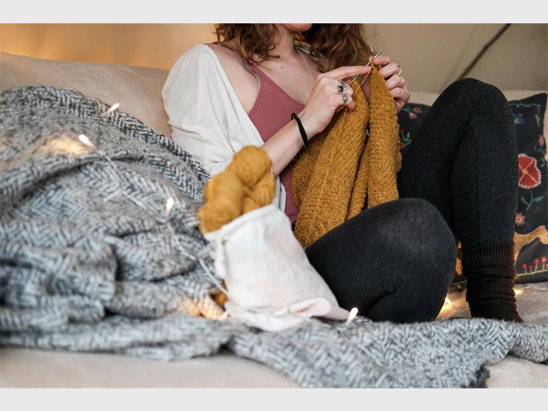 Enige gebreide of gehekelde komberse is welkom, en gaan ten gunste van die bejaarde inwoners van Suikerbos Aftreeoord gebruik word.