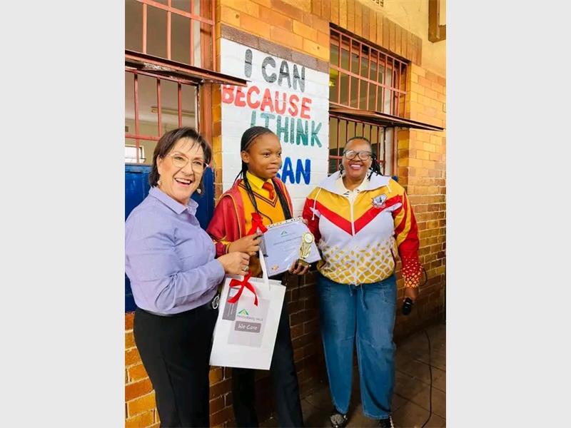 Heidelberg Mall, in partnership with Sithokomele Primary School, has recognized Grade Seven learner Enhle Madida for her exceptional Grade Six results, celebrating her achievement with awards and praise from both school and mall representatives.