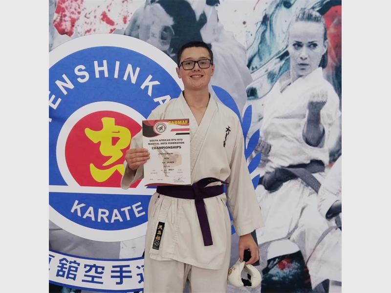 Die Tenshinkan karate pers belt het by die onlangse Oos Gauteng Kampioenskappe 'n eerste plek behaal in sy item.