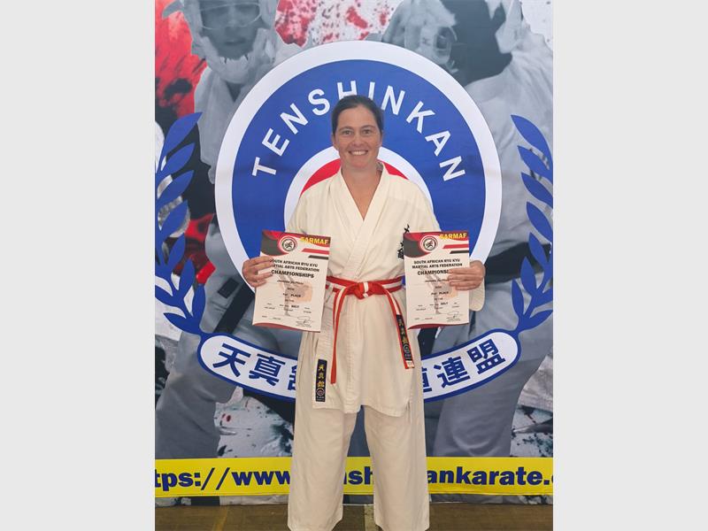 Die onderwyser en leerder by Gekombineerde Skool Balfour het hul vaardigheid in karate ten toon gestel.