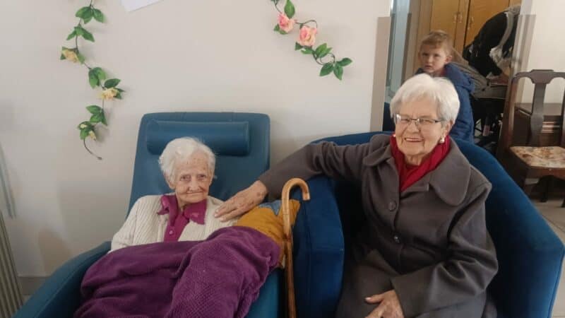 Suikerbosoord in Heidelberg marked a special milestone on May 11 as Goue Akker resident Stofie Pruis celebrated her 100th birthday, surrounded by caregivers, family, and loved ones paying tribute to her century of life, teaching, and legacy.