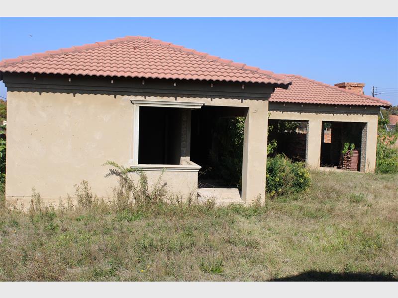 An unfinished mayoral property in Heidelberg, once built with nearly R1.9m in public funds, has been sold for just R360 000, prompting fresh criticism from political leaders and experts over accountability and service delivery failures in Lesedi Municipality.