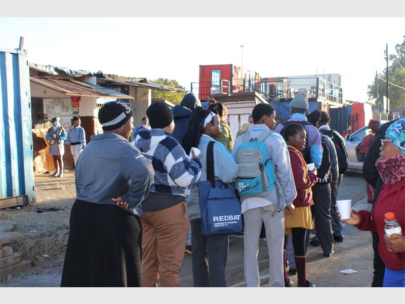 The Bantsa Foundations hosted a community outreach in Ratanda on May 12, distributing warm meals to residents in need while appealing for sponsorships to expand its efforts to fight poverty and hunger in the area.