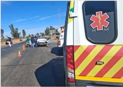 Several people sustained moderate to serious injuries after two light motor vehicles collided at the Jordaanpark entrance on R42. Emergency services responded to the scene, while motorists faced significant traffic delays as rescue and clean up operations continued.