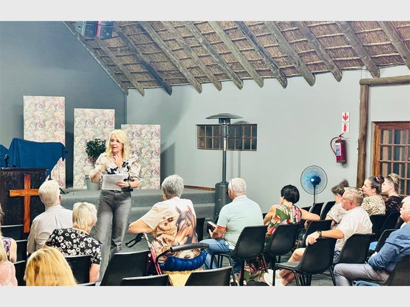 Die geleentheid begin om 10:00 by die aftreeoord se saal.