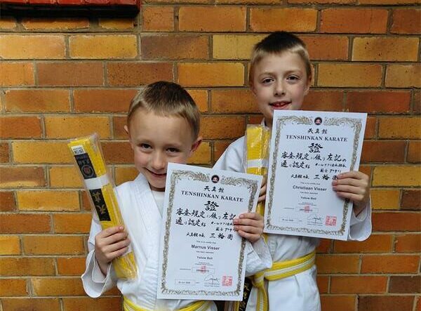 Twee jong broers van Laerskool Tini Vorster het in net drie maande ná hul inskakeling by karate reeds medaljes verower én vinnig tot ’n hoër belt gevorder.