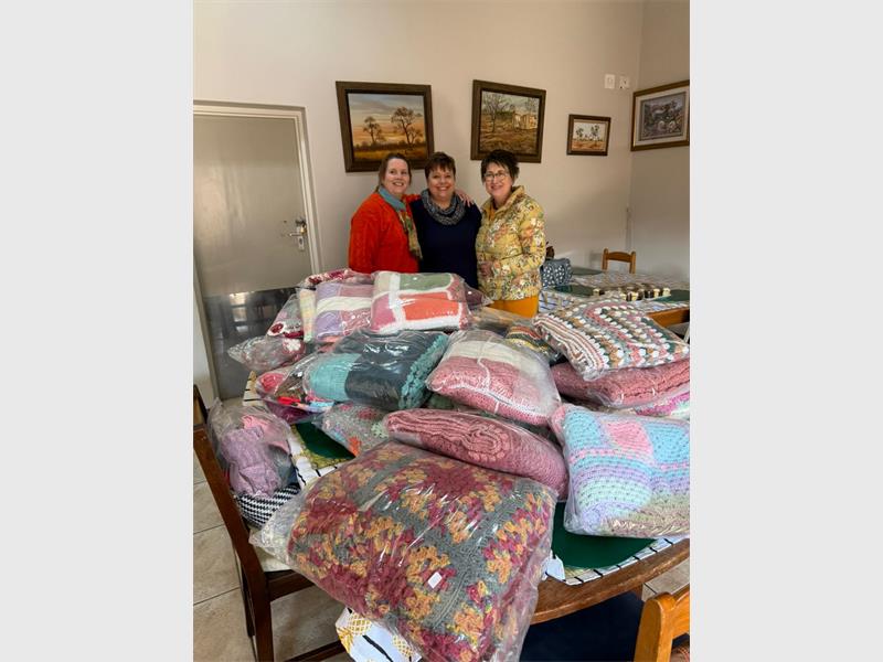Die winkel het komberse uitgedeel by Suikerbosoord se Silwer Akker-eenheid op Donderdag, 11 Junie.