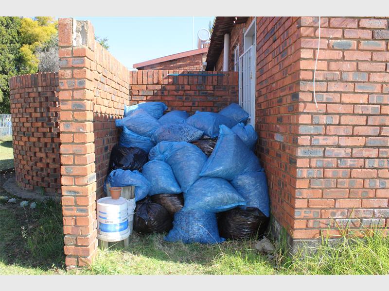 Residents of the Noycedale Flats in Nigel say maintenance and service delivery issues continue to plague the elderly housing complex, despite assurances from the City of Ekurhuleni that repairs and interventions are being prioritised.