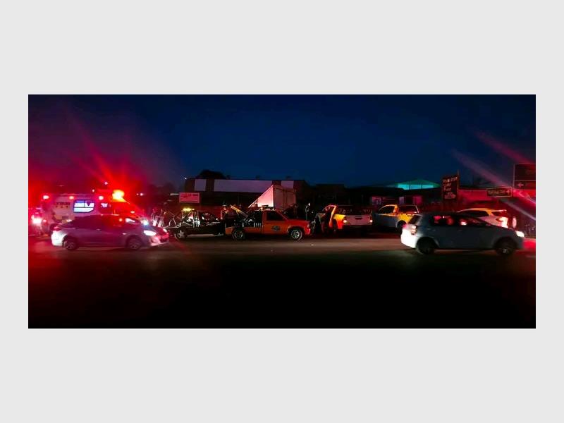 A truck carrying biscuits crashed after an apparent brake failure at the R23/R549 intersection, sparking alleged looting by members of the public.