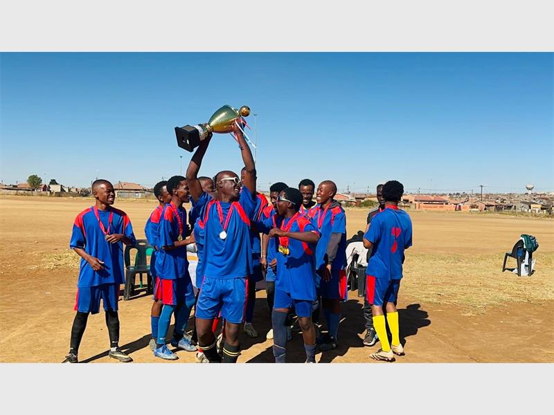 After conquering the Nigel Local Football Association Super League, Tsakane Vultures will represent Nigel at the regional play-offs in Boksburg from August 8 to 10, as they pursue promotion.