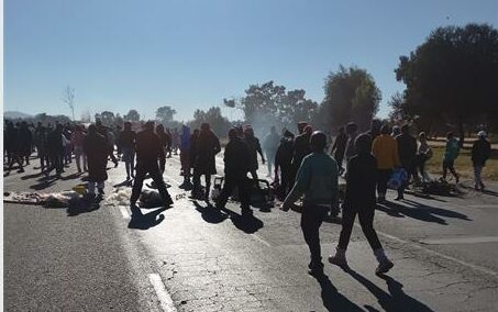Vaaldam Road remains closed as Ratanda Ext 23 residents continue protesting ongoing water shortages, disrupting transport and daily life. Police are monitoring the situation while authorities investigate unconfirmed reports of two people allegedly being shot during the unrest.