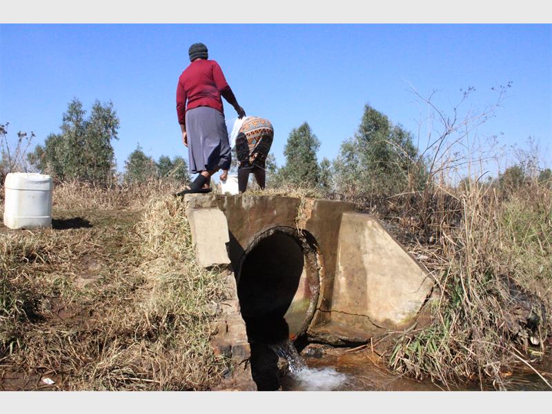 Although Lesedi Local Municipality says water has been restored to the system, many residents in Ratanda's Extension 23 and Obed Nkosi are still without running water. Families say they are relying on a burst pipe and boreholes for their daily needs while raising concerns about sanitation, hygiene and potential health risks.