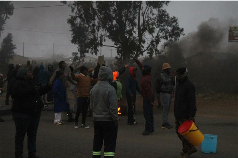 Frustrated by four weeks without a reliable water supply, residents blocked roads and clashed with police as they demanded urgent intervention. Motorists have been urged to avoid the R549 (Vaaldam Road) while authorities work to restore order.
