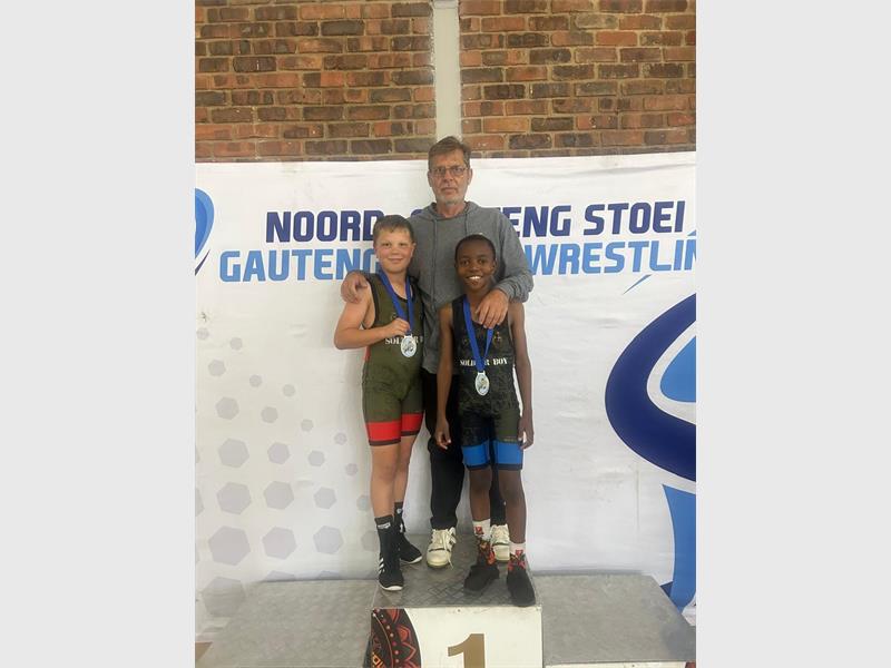Heidelberg Soldiers Wrestling Club athletes Okuhle Moloi and Jo Conradie recently delivered dominant performances at the Bulletjies Championships in Pretoria, securing gold in their respective weight divisions.