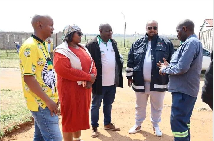 Lesedi Executive Mayor Clr Mluleki Nkosi visited a grieving Ratanda family on September 10 after a devastating accident on the R549 claimed the lives of five members of the same family.