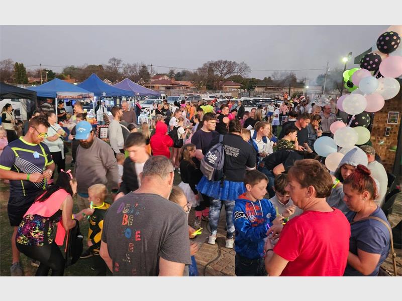 Die geleentheid is vir die eerste keer by die John Vorster Sportgronde aangebied, met mense wat in kleurvolle uitrustings opgedaag het om te stap en draf.