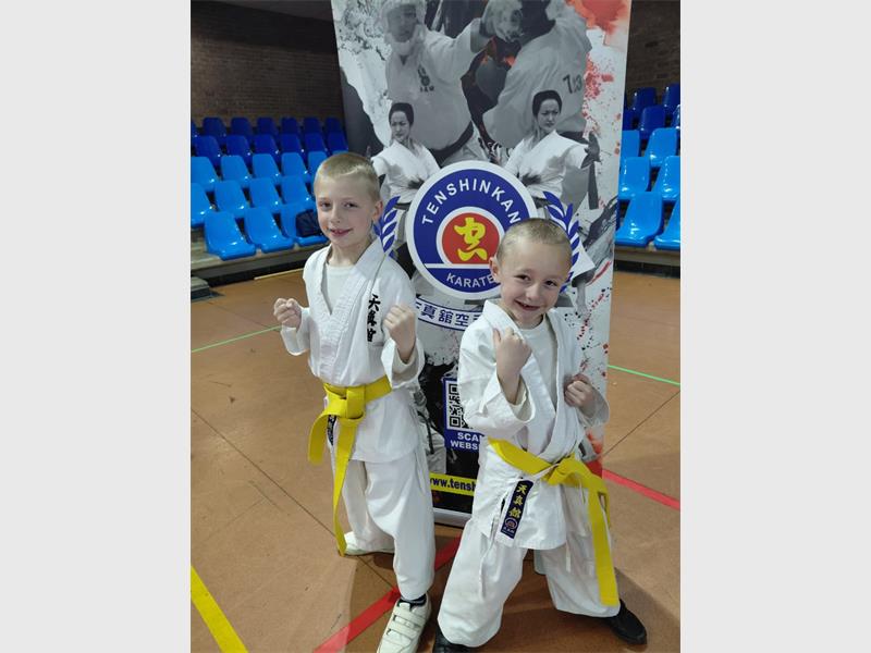 Die twee boeties oefen saam en geniet die vordering wat hulle maak.