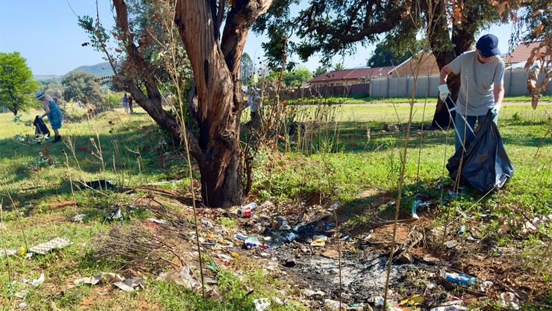 Volunteers from Skoon Heidelberg cleaned a stretch of Von Gesau Drive on October 15, between Suikerbos Old Age Home and the R23, and plan to return this week to continue their efforts to keep Heidelberg clean.