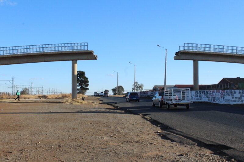 Motorists are advised of a temporary road closure on February 17 on parts of Vereeniging Road which will start from 08:00. Expect delays on Vereeniging Road.
