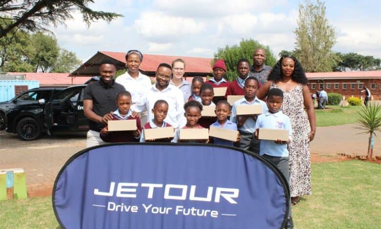 Autocity Alberton Jetour donated school shoes and socks to 20 children at two Kathorus primary schools.