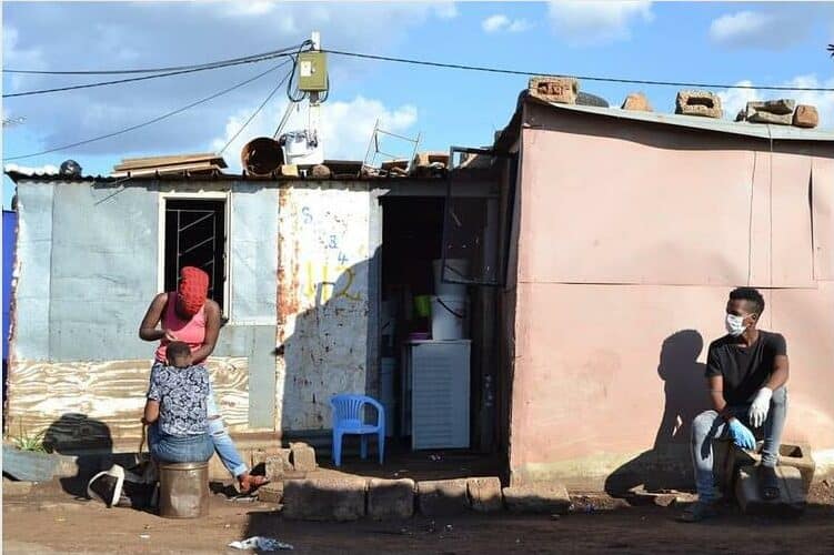 A crowd of residents gathered for the highly anticipated screening of Kasi Lama Kasi, a short film by 15 talented young filmmakers from the community.