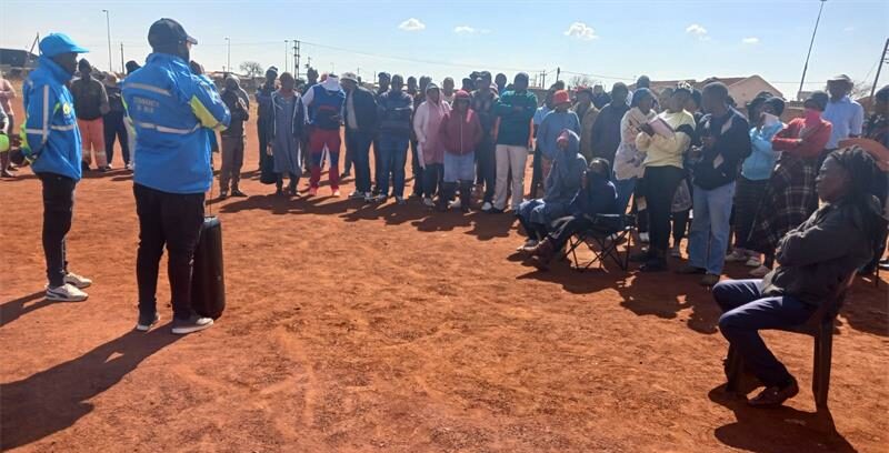 Community members in Moleleki Ext 3 raise concerns about poor police visibility, alleged bribery, and rising crime during a meeting with SAPS leadership at the Nigeria Sports Ground.