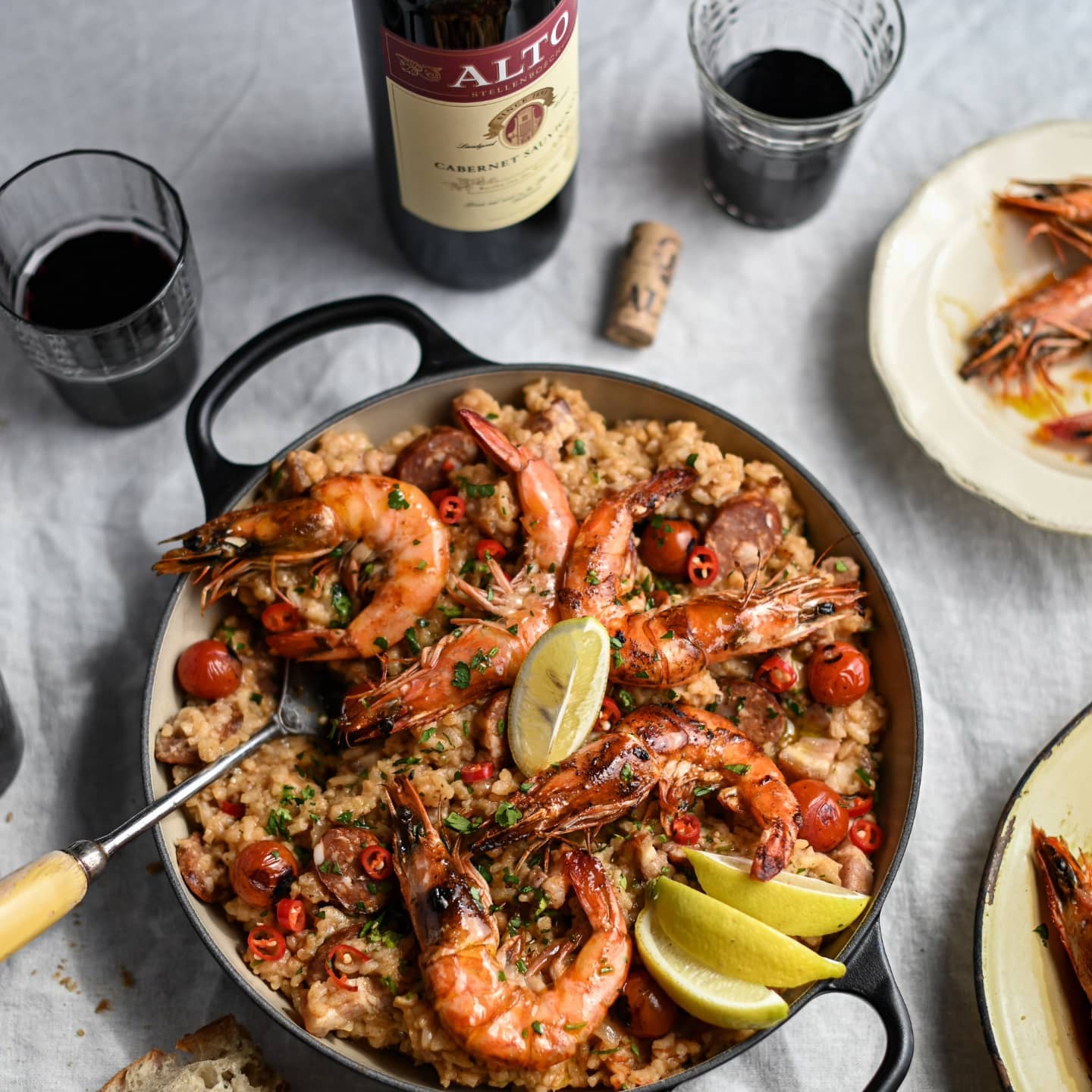 Entertain at home Smoky chorizo and prawn paella Die Pos