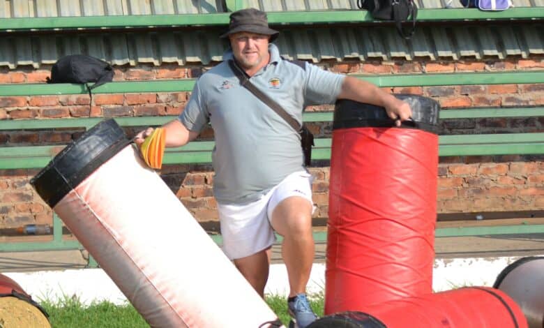 Bees Roux Rugby Player Professionele spelers sit hand by | Die Pos