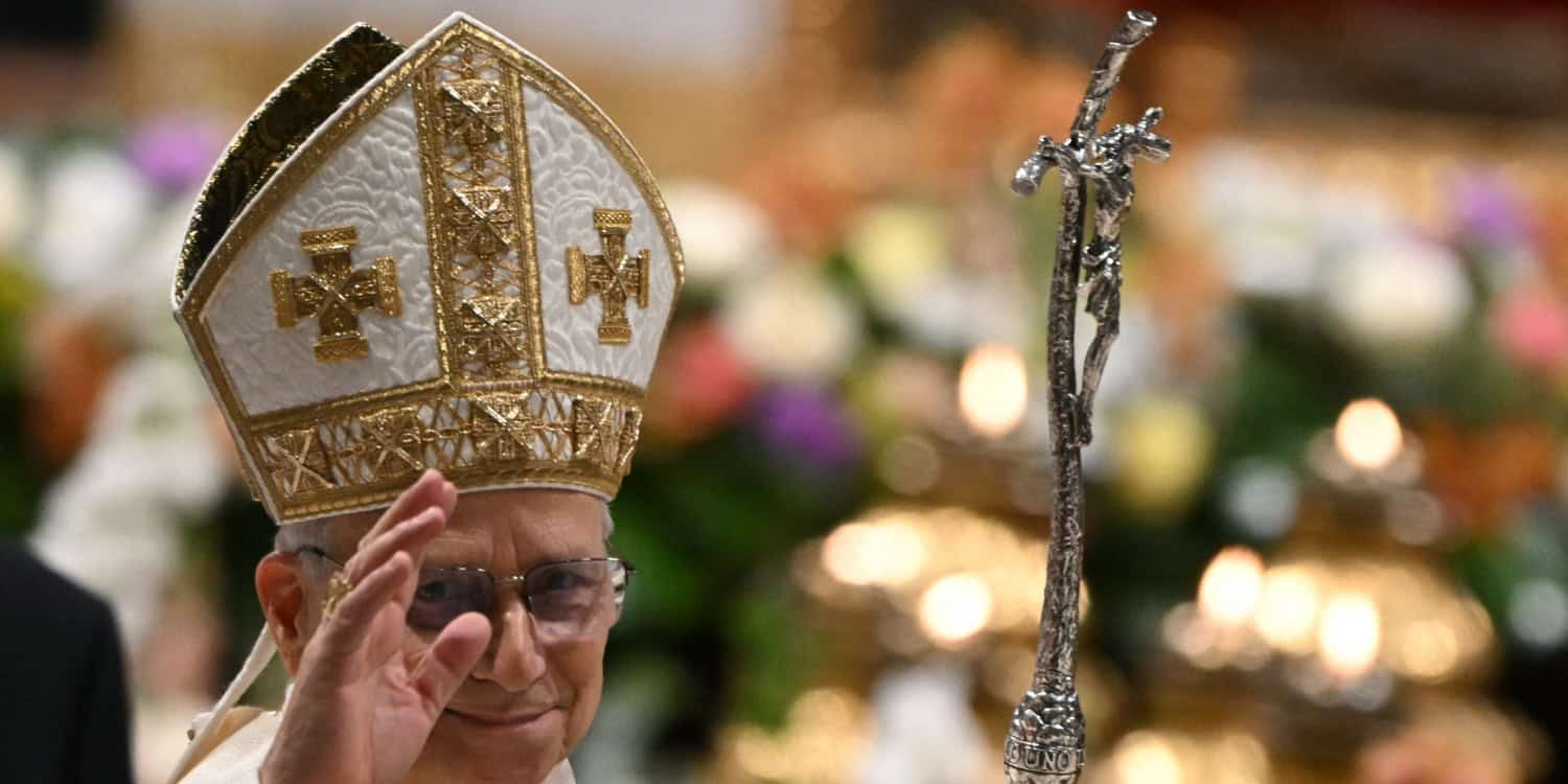Pope marks first Easter under cloud of Mideast war