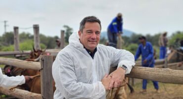 Minister of Agriculture, John Steenhuisen at Swartfontien, North West, during an FMD vaccination drive. Photo National Department of Agriculture
