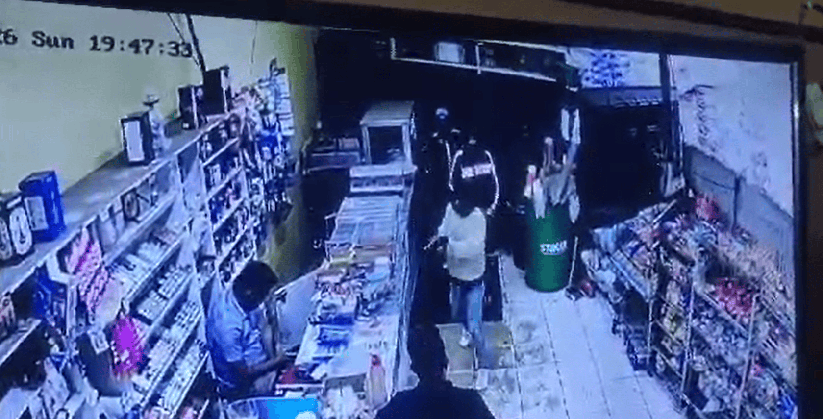 WATCH | Armed robbers strike Raisethorpe shop, flee with cash