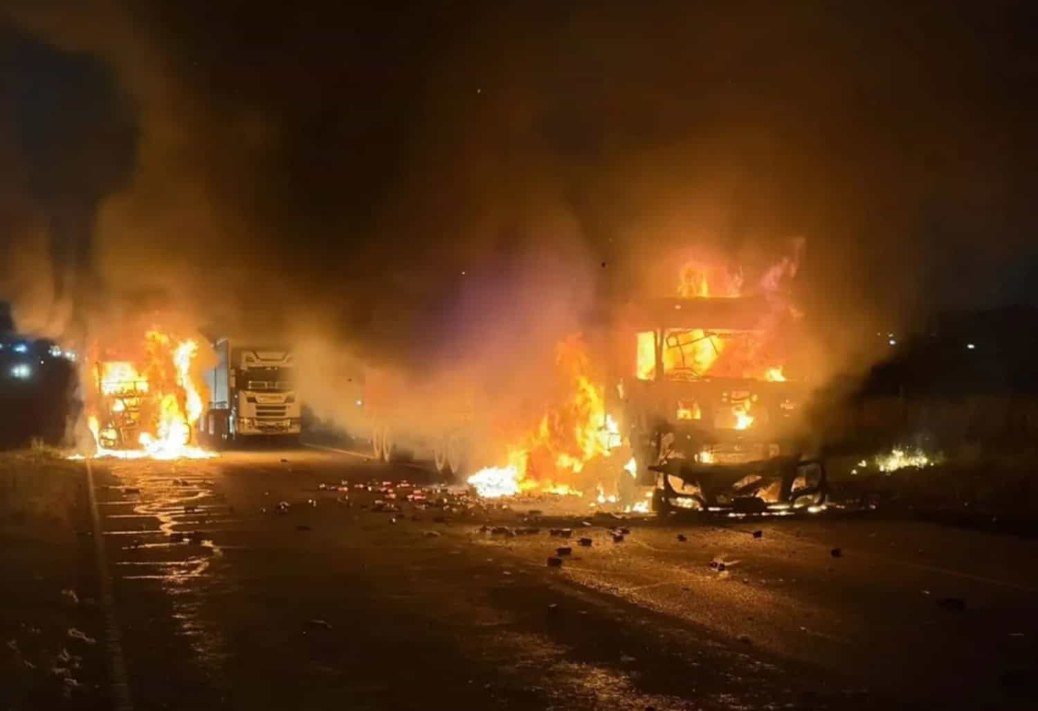 WATCH | Gunmen torch trucks, force N3 closure in Gauteng
