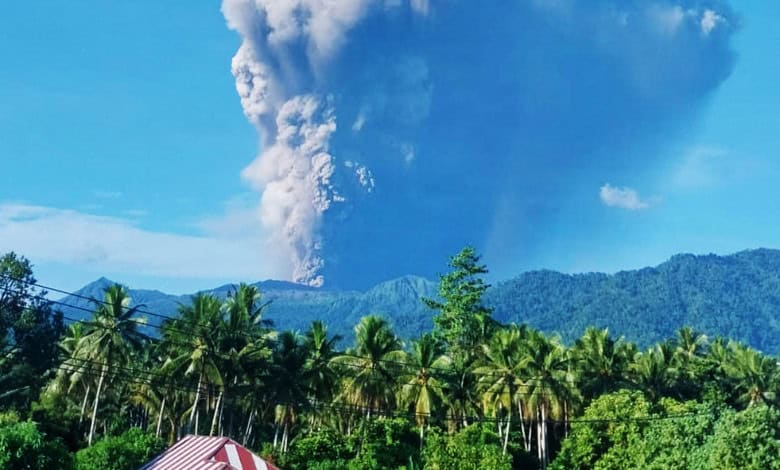 Indonesia volcanic eruption kills three hikers