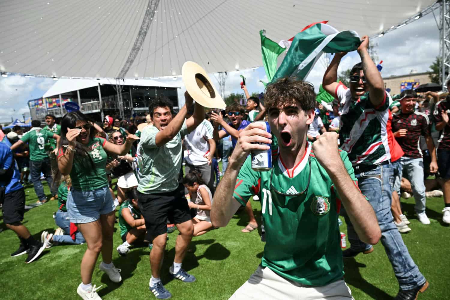 Co-hosts Mexico kick off World Cup with dramatic victory
