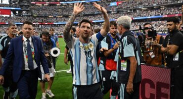TOPSHOT - Argentina's forward #10 Lionel Messi waves as he leaves the pitch after winning the 2026 World Cup Group J football match between Argentina and Austria at the Dallas Stadium in Arlington on June 22, 2026. (Photo by Paul ELLIS / AFP)